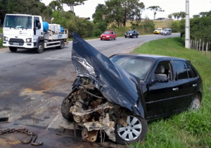 Choque entre automóvel e Ambulância deixa dois feridos na PR 151 em Palmeira