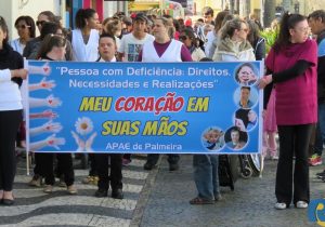 Alunos da APAE participam de caminhada na Rua Conceição.