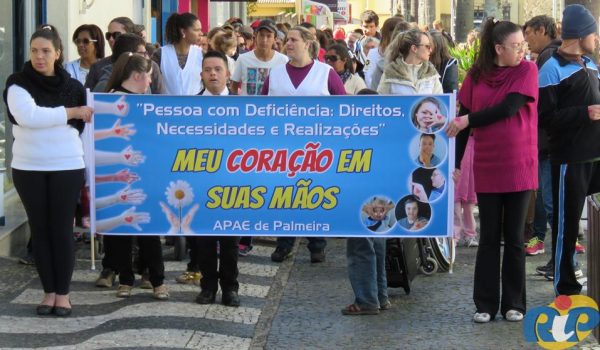 Alunos da APAE participam de caminhada na Rua Conceição.