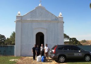 Baston realiza entrega de tintas para pintura da Capela do Senhor Bom Jesus