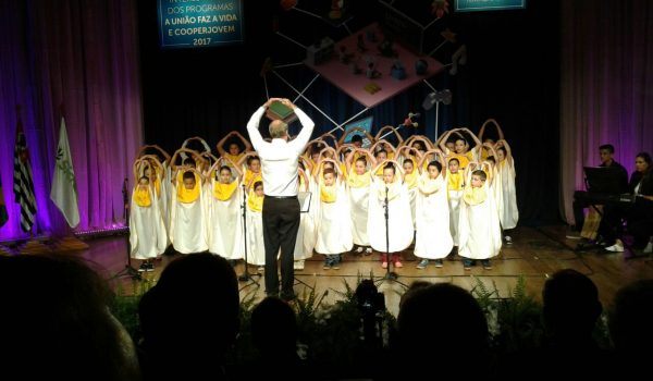 Coro infantil da Escola Ilda Albach representa município na capital