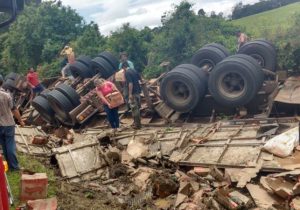 Carga de vinhos é saqueada após tombamento na PR 151