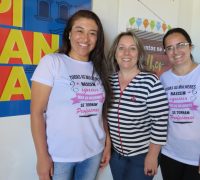 Professora Elaine Andrade, Secretária de Educação Carla Marcondes de Albuquerque e a Diretora do CMEI Josiane Kauka.