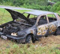 Quem passou pela PR 151 em Palmeira, pode ver o veículo completamente queimado às margens da rodovia.