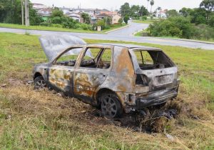 Carro furtado em Palmeira fica completamente destruído pelo fogo