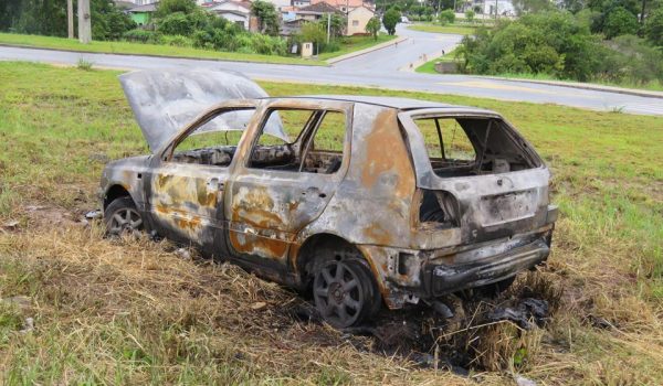 Carro furtado em Palmeira fica completamente destruído pelo fogo