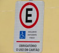 Pessoas com deficiência, ou que ajudam no transporte delas,  também têm direito a estacionamento exclusivo, mediante credencia