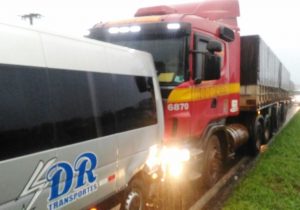 Van é atingida por caminhão na BR 376, em Ponta Grossa