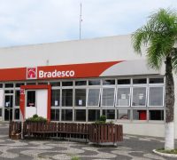 Fachada danificada do Banco Bradesco 