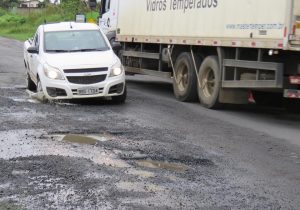 Valas na PR 151 dificultam o trânsito da rodovia em Palmeira