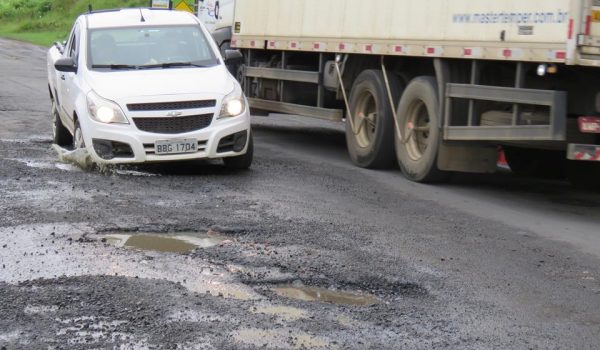 Valas na PR 151 dificultam o trânsito da rodovia em Palmeira