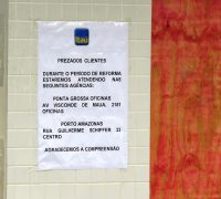 Cartaz fixado na fachada do Banco Itaú de Palmeira