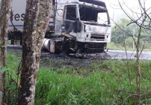 Casal do caminhão incendiado no Benfica foi feito de refém