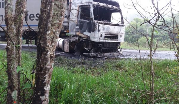 Casal do caminhão incendiado no Benfica foi feito de refém