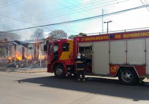 Construção fica completamente destruída pelo fogo