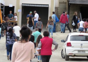 Bazar de variedades da paróquia continua até 16 horas deste sábado