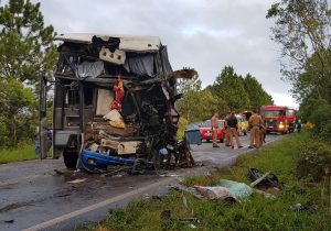 Acidente entre ônibus e caminhão teve vítimas hospitalizadas em Palmeira e Ponta Grossa