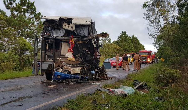 Acidente entre ônibus e caminhão teve vítimas hospitalizadas em Palmeira e Ponta Grossa