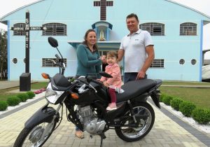 Comunidade entrega a moto da rifa à ganhadora