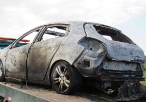 Carro furtado em Curitiba é queimado em bairro de Palmeira