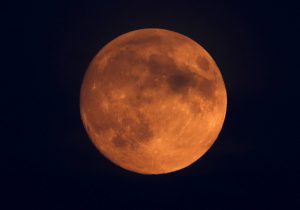 Maior eclipse lunar do século acontece nesta sexta-feira (27)