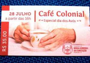 Missa e café colonial para os avós