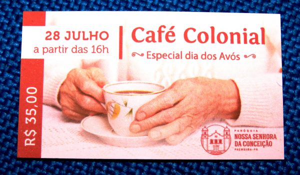 Missa e café colonial para os avós