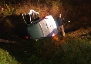 Veículo que transportava pacientes para Curitiba capota em Palmeira