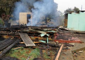 Casa no Jardim Cristine é devastada pelo fogo