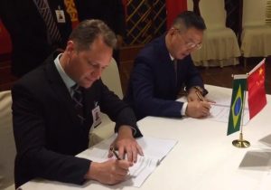 Prefeito Edir assina contrato com chineses para investimento em usinas fotovoltaicas em Palmeira