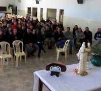 Cerca de 50 pessoas participam de atividade de formação da Pastoral Familiar no salão paroquial