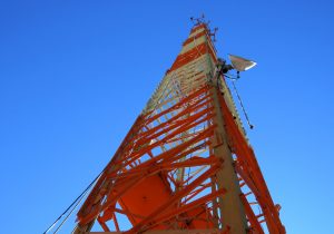 Bombeiros socorrem jovem que caiu de torre de telecomunicações