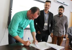 Prefeito Edir assina autorização para abertura de licitação de reforma do Cine Teatro