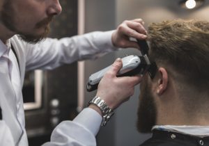 Vigilância realiza mini curso para trabalhadores de salões e barbearias
