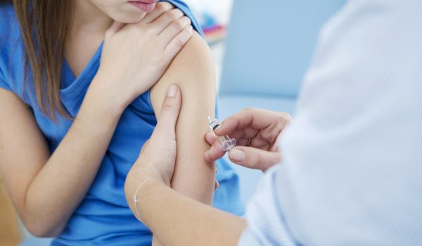 Adolescentes devem receber vacina HPV para prevenir doenças