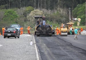 Pavimentação da Avenida Daniel Mansani avança para fase final