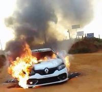 Após a fuga, os bandidos teriam espalhado miguelitos pela estrada e o veículo Renault Sandero de cor branca foi encontrado incendiado na estrada da Vilinha.