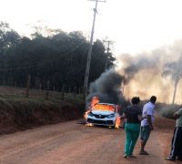 O veículo Sandero foi incendiado na estrada rural da localidade da Vilinha