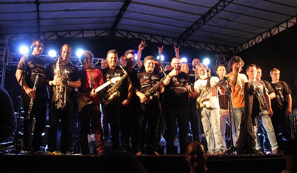 Orquestra Municipal de Palmeira e Banda Blindagem dividem o palco em apresentação na Praça