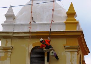 As paredes começam receber a tinta com a cor que remete a história da Igreja Matriz