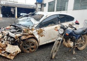 Dois casais assaltam mulher, capotam o carro durante a fuga e abandonam moto adulterada