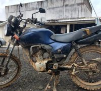 A motocicleta, que estava sem placa e com a numeração do Chassi suprimida foi encaminhada a Delegacia da Polícia Civil para as devidas providências.