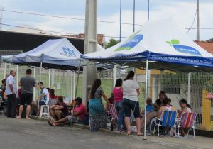 Pais fazem acampamento em frente ao CMEI Sebastião Sanson para vaga no período da tarde