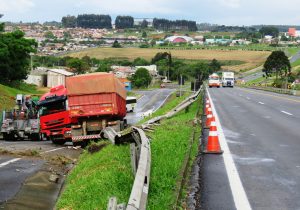 Caminhoneiro evita colisão em automóvel, mas acaba fora da pista