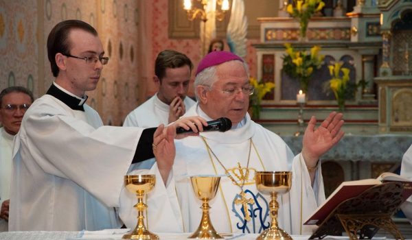 Dom Celso Marchiori comenta a transformação da paróquia através do restauro