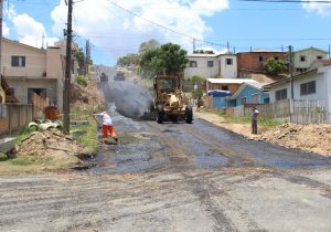 Rua João Klimiont recebe obra de pavimentação asfáltica