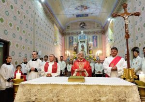 Segundo dia da novena é marcado por benção das crianças e apresentação musical de Dom Sérgio Braschi