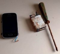 Durante a operação, o efetivo policial e os agentes encontraram um aparelho celular, bateria, um cabo USB e uma chave de fenda.