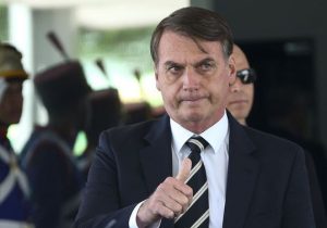 Bolsonaro assina decreto que flexibiliza a posse de armas de fogo