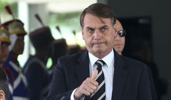 Bolsonaro assina decreto que flexibiliza a posse de armas de fogo